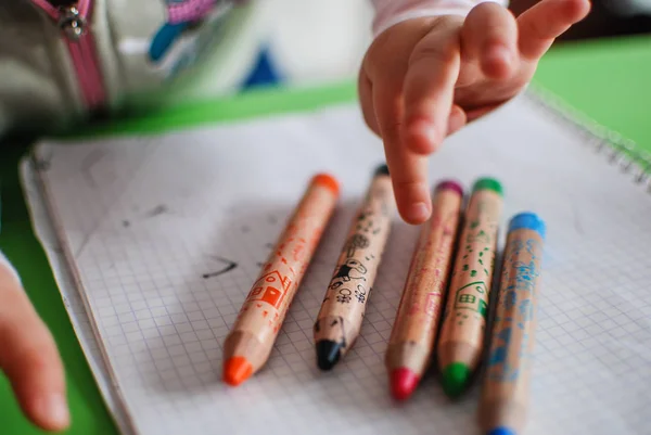 Choix de la main de l'enfant entre crayons de coloration — Photo
