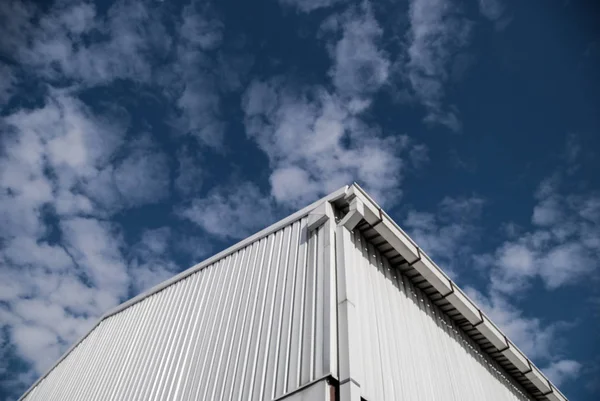 Edifício industrial com fachada metálica — Fotografia de Stock