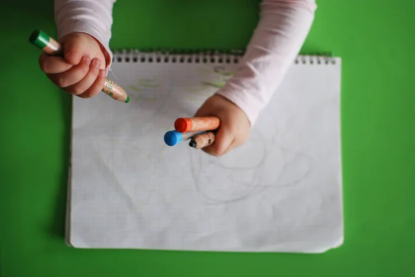 Boya kalemi ile çizim çocuk — Stok fotoğraf