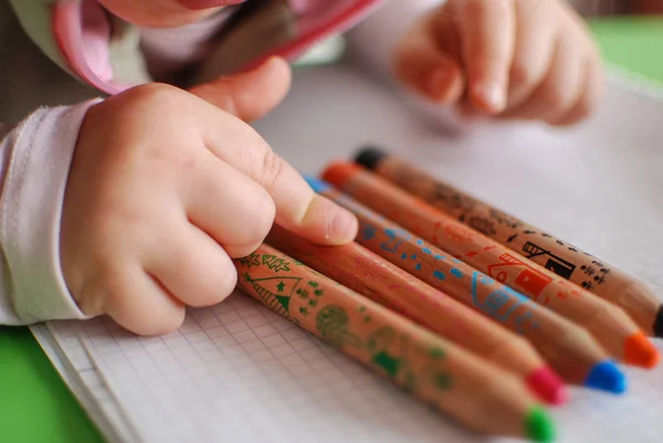Dziecko, wybierając ołówek — Zdjęcie stockowe