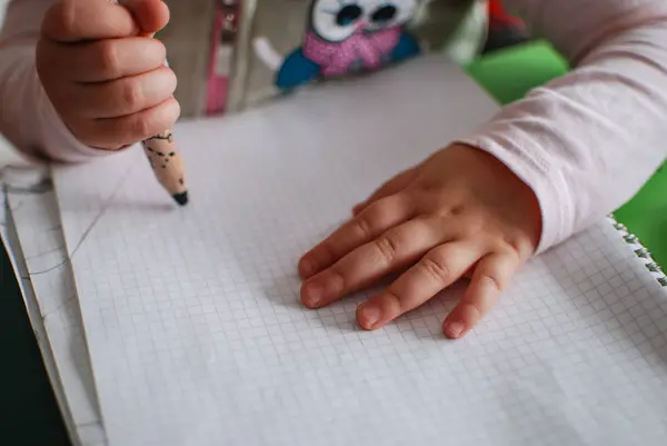 Boya kalemi ile çizim çocuk — Stok fotoğraf