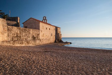 Denizin kenarında antik taş şehir 