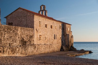 Denizin kenarında antik taş şehir 