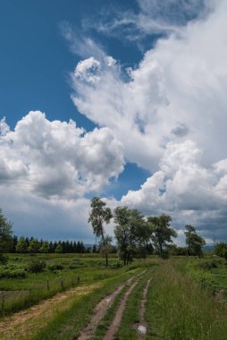 Yol dramatik gökyüzü ile