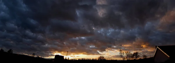 Płonący zachód słońca niebo panorama — Zdjęcie stockowe