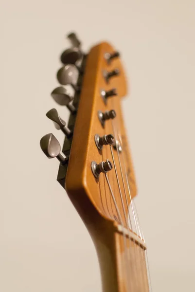 Vintage desgastado guitarra elétrica cabeça e pescoço de perto — Fotografia de Stock