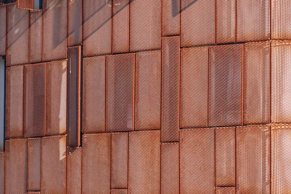 Panel mesh logam berkarat membentuk fasad desain modern — Stok Foto