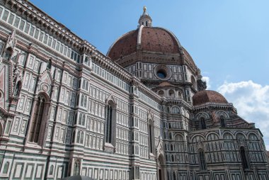 Floransa Katedrali ile ikonik duomo ve beyaz ve yeşil mermer cephe ve açık mavi gökyüzü