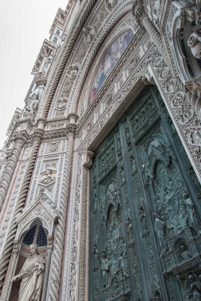 Florence cathedral bejárattal részletes díszek és fehér és zöld márvány homlokzat — Stock Fotó