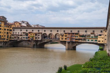 Ünlü Ponte Vecchio köprüden nehre Arno Floransa, İtalya