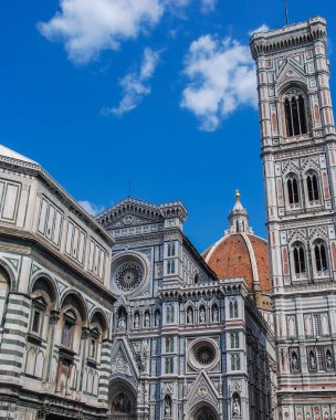 Floransa Katedrali'nin beyaz ve yeşil mermer cephe gerisinde yükselen ikonik duomo 