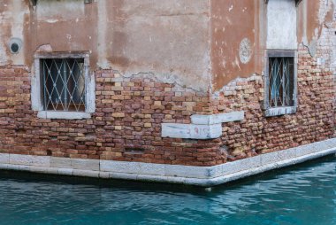 Venedik, İtalya su bina eski tuğla çürümüş duvarı