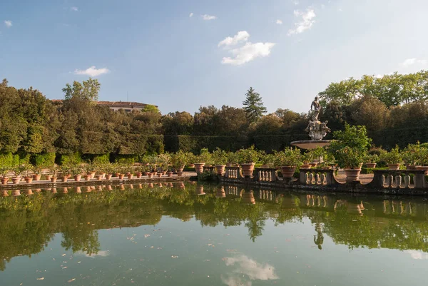 Giardino all'italiana con piante mediterranee che si riflettono nel lago — Foto Stock