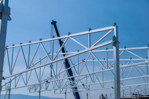 Guindaste levantamento de estruturas de construção treliça de telhado de aço galvanizado — Fotografia de Stock