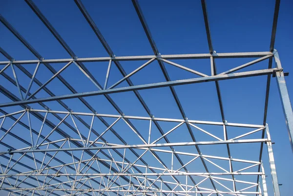 亜鉛めっき鋼板屋根トラス構造フレーム — ストック写真