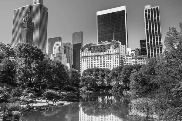 Plaza hotel, New York, avspeglar i Central Park dammen — Stockfoto