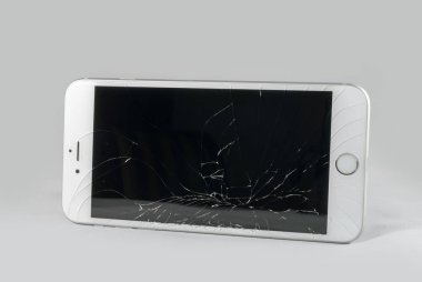 Beyaz akıllı telefon closeup kırık ekran ile 