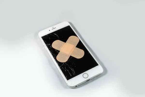 Beyaz iphone yardım plastik grubu ile kırık ekran ile