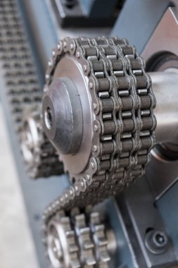 Üçlü strand makaralı zincirler üç sprockets üzerinde