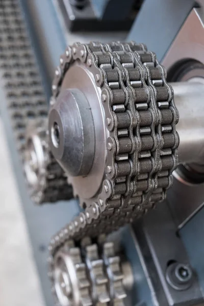 Üçlü strand makaralı zincirler üç sprockets üzerinde