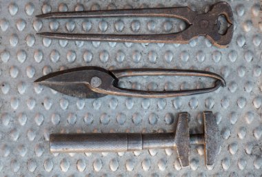 Vintage el aletleri alüminyum plaka üzerinde kapat