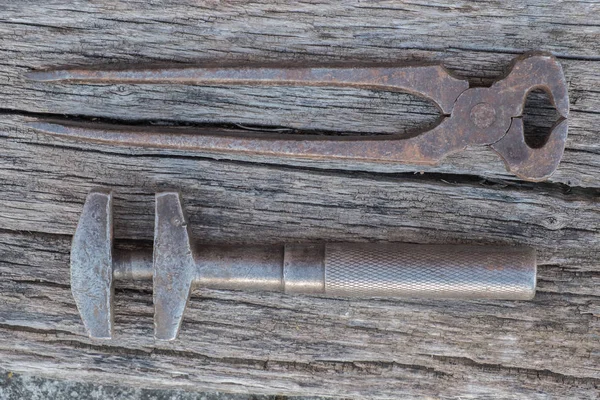 Vintage handgereedschap op verweerde houten bord close-up — Stockfoto