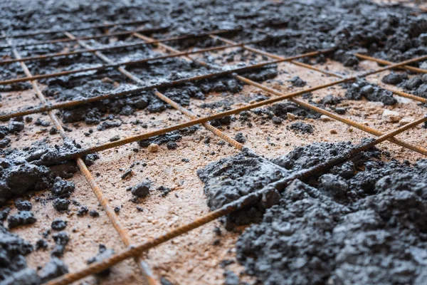 Malla de refuerzo de acero sobre suelo de grava con hormigón —  Fotos de Stock