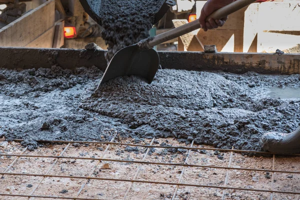 Pekerja menyebarkan beton segar — Stok Foto