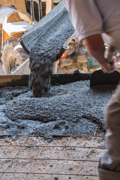 Poring beton segar dari mixer — Stok Foto