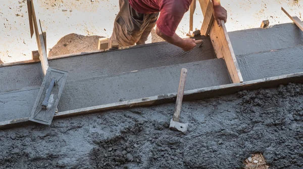 Worker leveling concrete surface — Stock Photo, Image