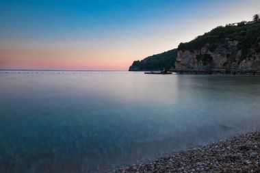 Deniz Manzaralı plaja bulanık su yüzeyi ile