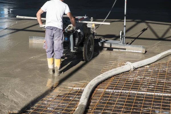 İnşaat işçisi ile beton zemin lazer Şap makinesi tesviye