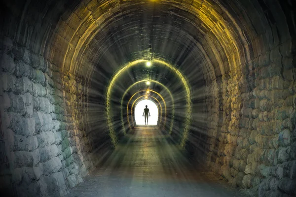 Luz al final del antiguo túnel estrecho —  Fotos de Stock