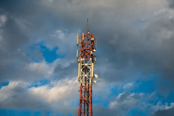 Mobiele netwerk antenne toren — Stockfoto