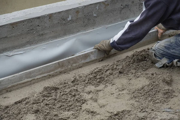 콘크리트 바닥을 평평 하 게 하는 건설 노동자 — 스톡 사진