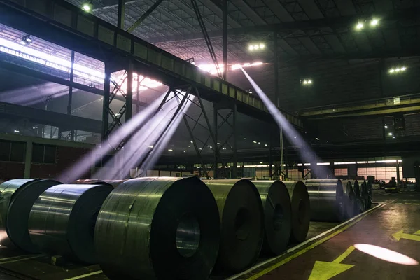 Raios de sol a rebentar através das janelas do telhado de um edifício industrial — Fotografia de Stock