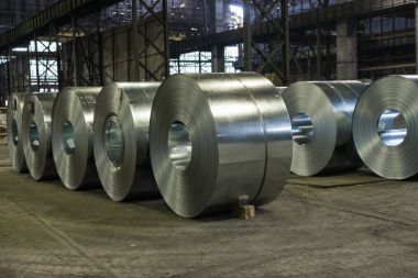 Çelik fabrikası yerdeki ağır çelik bobinler