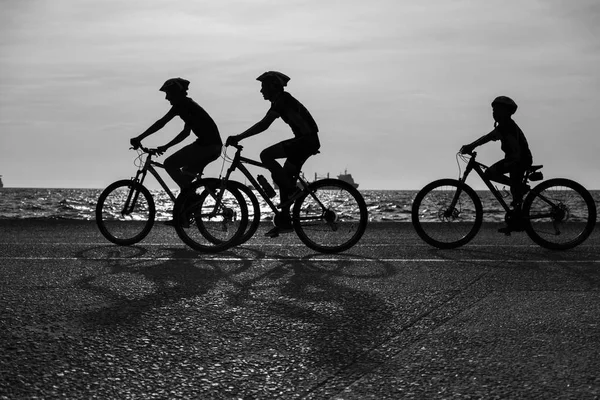 Eine Familie, die gemeinsam Fahrräder fährt — Stockfoto