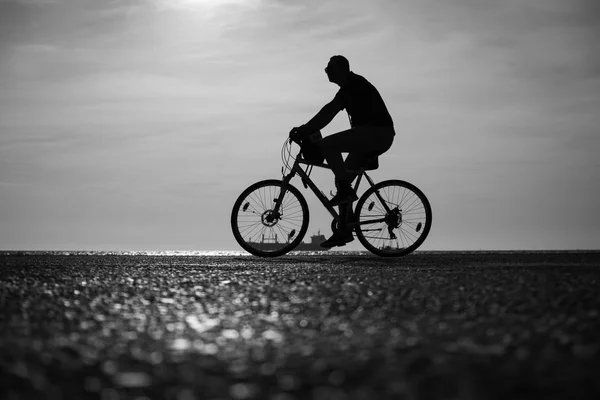 Un hombre montando una bicicleta — Foto de Stock