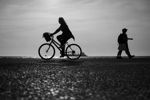Eine Frau auf dem Fahrrad — Stockfoto