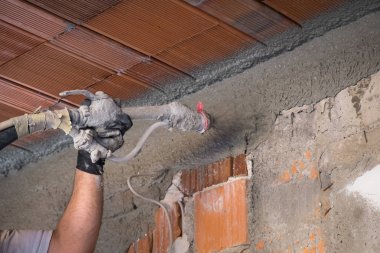 İnşaat işçisi uygulanan çimento alçı 