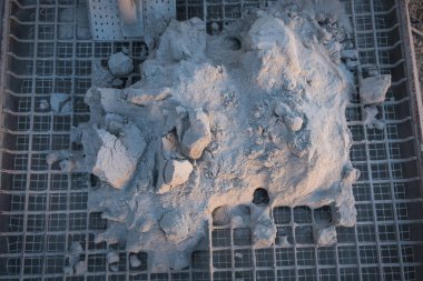 Çimento yığının üstüne sıva makinesi rendeleyin 