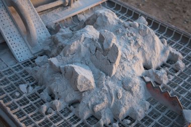 Çimento yığının üstüne sıva makinesi rendeleyin 