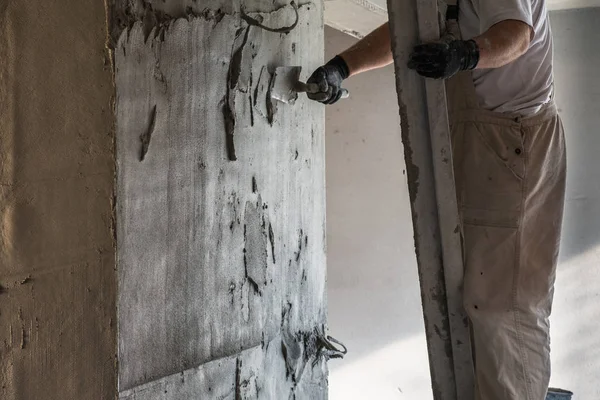 Pekerja meratakan lapisan plester semen — Stok Foto