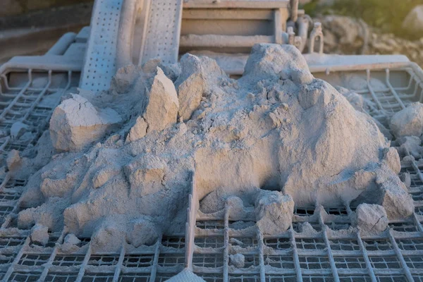 석고 기계 창 살에 시멘트 더미 — 스톡 사진