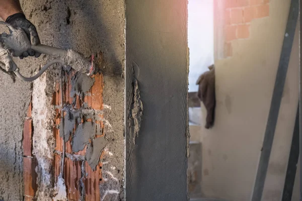 İnşaat işçisi uygulanan çimento alçı