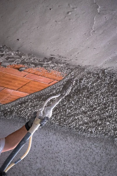 건설 노동자 살포 시멘트 석으십시오 — 스톡 사진