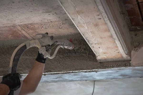 Trabalhador da construção civil aplicando gesso de cimento — Fotografia de Stock