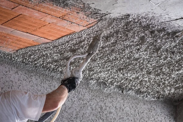 Pekerja konstruksi penyemprotan plester semen — Stok Foto
