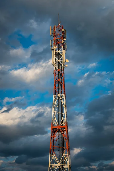 Mobiele netwerk antenne toren — Stockfoto
